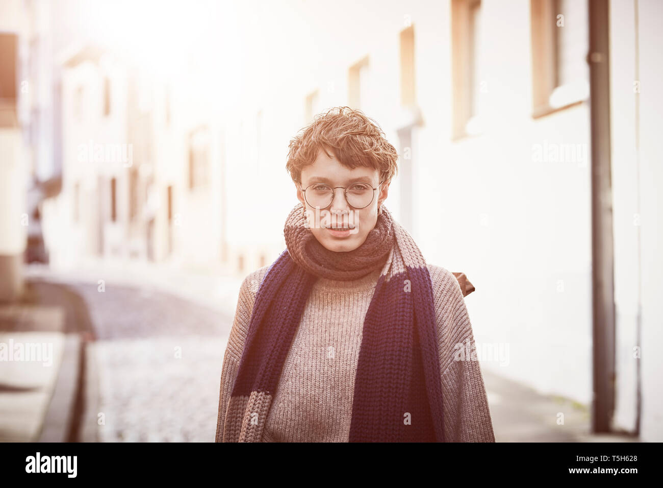 Deutschland, Köln, Frau in der Stadt, Citytrip Stockfoto