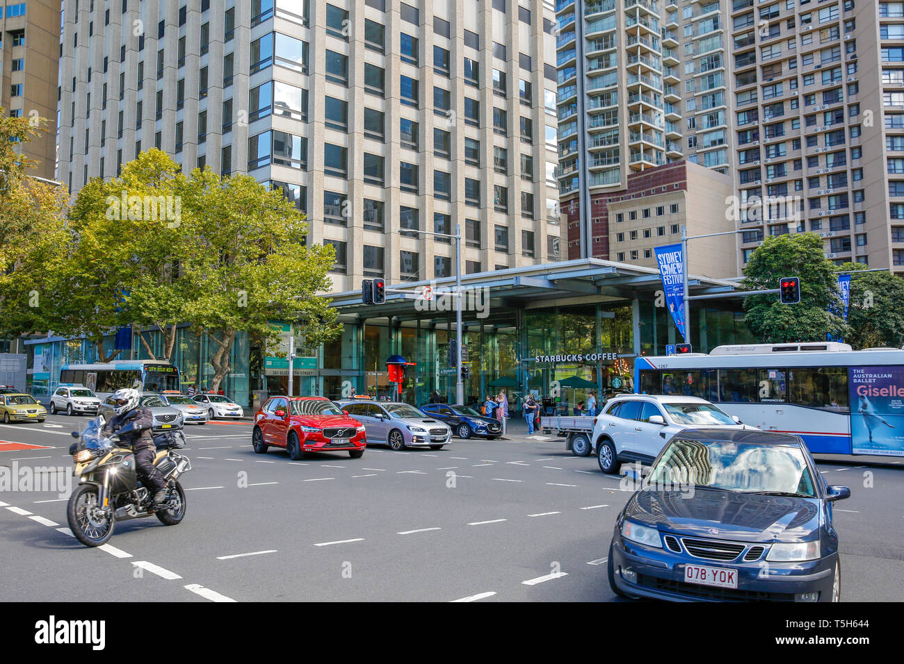 Verkehr Kreuzung in die Innenstadt von Sydney, Elizabeth und Park Street Junction, Sydney, Australien Stockfoto