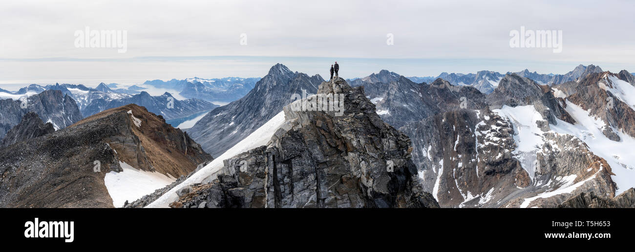 Grönland, Sermersooq, Kulusuk, Schweizerland Alpen, zwei Bergsteiger auf dem Gipfel Stockfoto