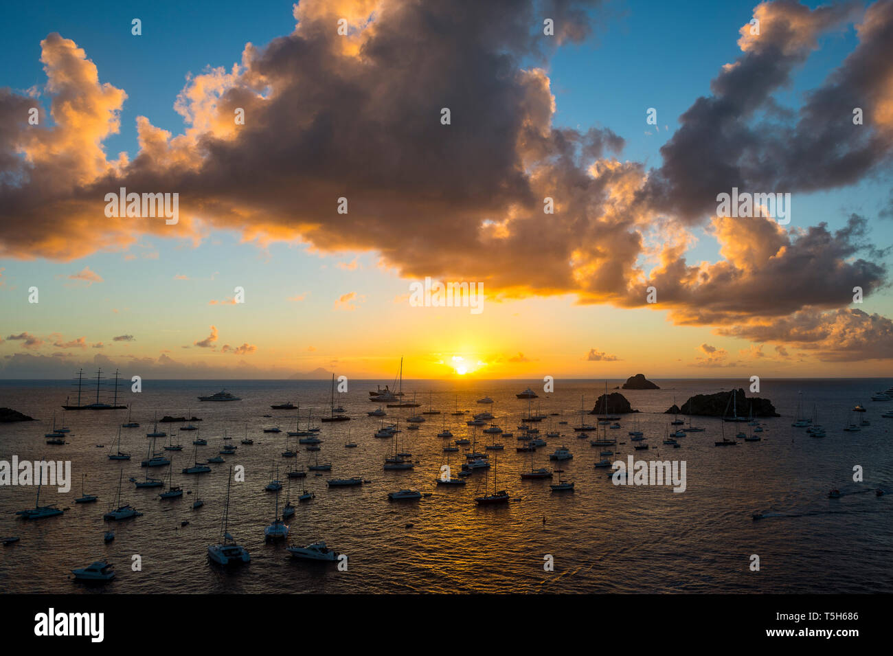 Karibik, Kleine Antillen, Saint Barthelemy, Sonnenuntergang über den Luxus Yachten, in den Hafen von Gustavia Stockfoto