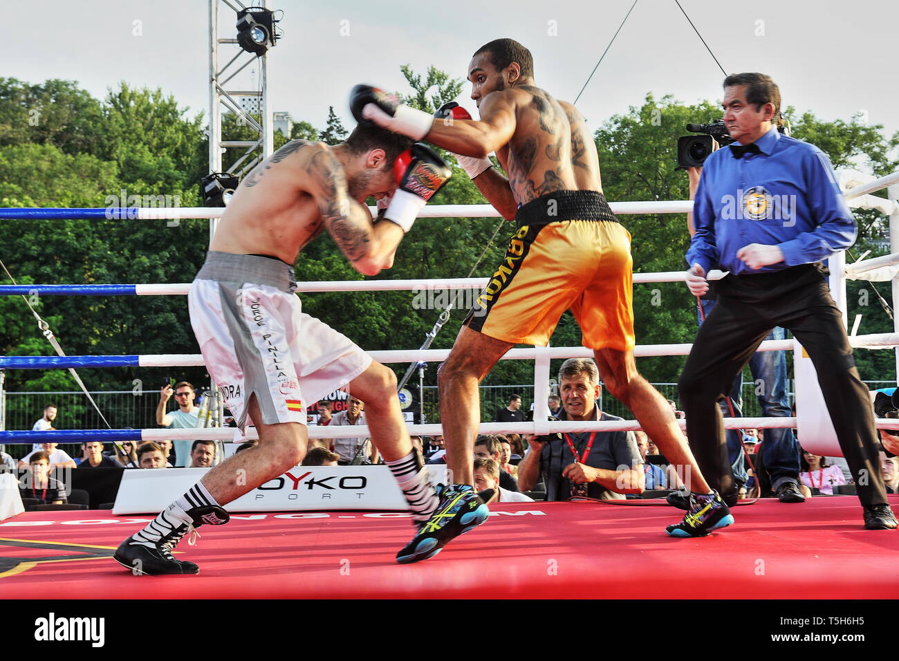 Afro-Ukrainian Boxing prospect Timur Brykov (R) kämpft gegen Jorge Pinilla in der UNDERCARD von Artem Dalakian home WBA Fliegengewicht Titelverteidigung Juni 2018, Kiew Stockfoto