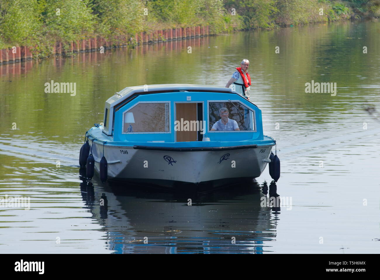 Ein Boot, ein Schloss an der Leeds & Liverpool Canal in Woodlesford, Leeds, West Yorkshire. Stockfoto