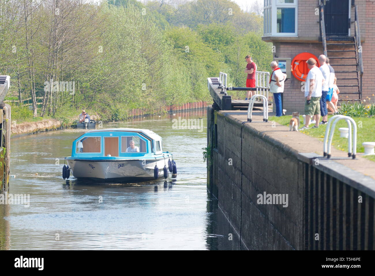 Ein Boot, ein Schloss an der Leeds & Liverpool Canal in Woodlesford, Leeds, West Yorkshire. Stockfoto