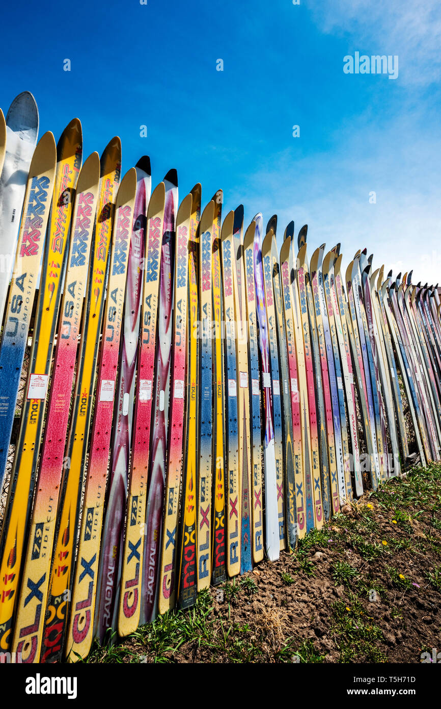 Zaun aus alten Alpinski, Salida, Colorado hergestellt; USA Stockfoto