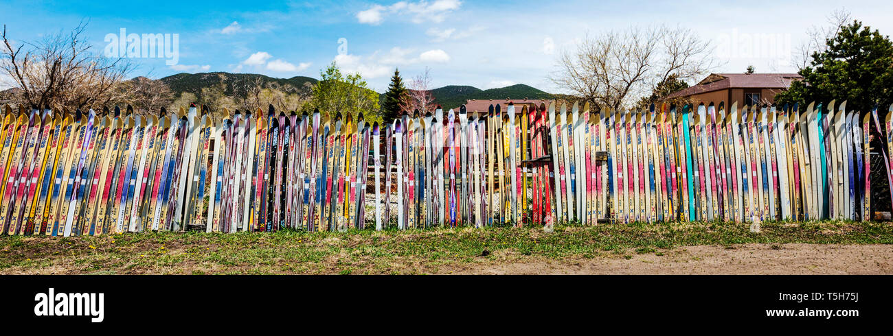 Breites panorama Blick auf den Zaun, der von alten Alpinski, Salida, Colorado hergestellt; USA Stockfoto
