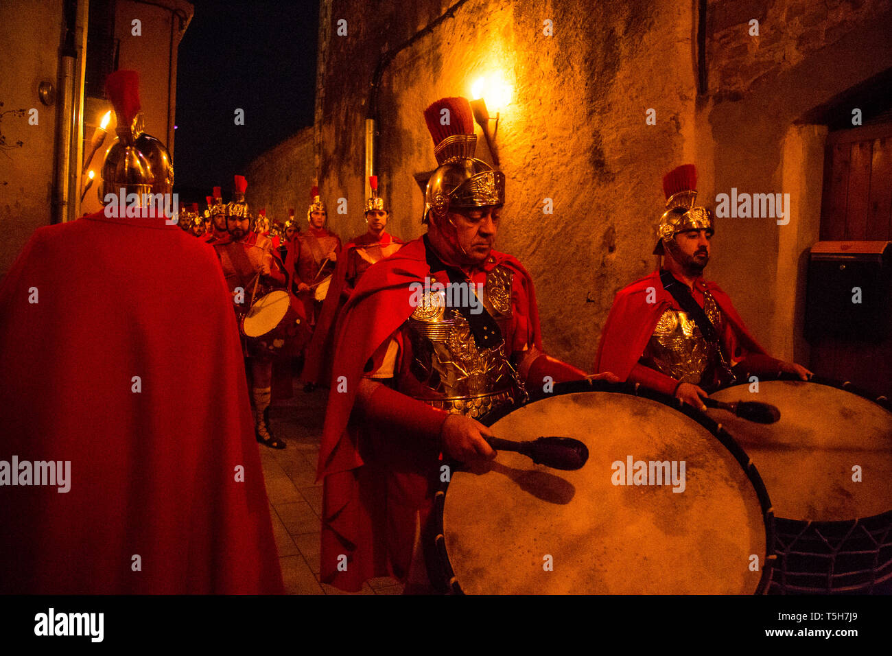 Verges, einer kleinen Stadt im Nordosten von Katalonien (Spanien), während Ostern feiert die Prozession von Verges mit Skelette tanzen auf den Klang eines Stockfoto