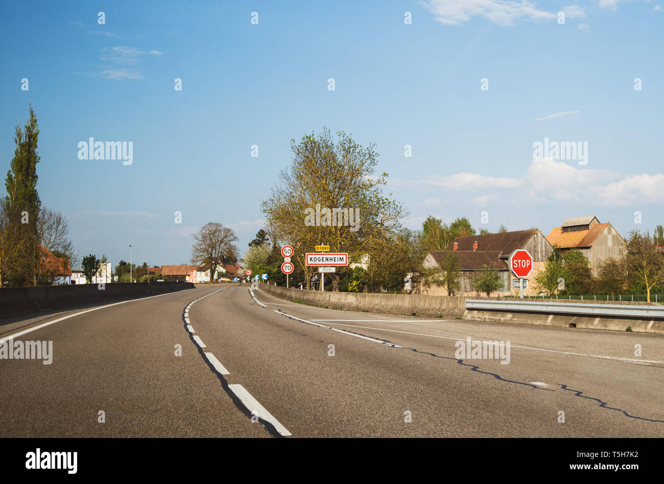 Sermersheim, Frankreich - 19.April 2019: Eintritt in die elsässischen Dorf Kogenheim große leere Straße und Lear frühling himmel Stockfoto