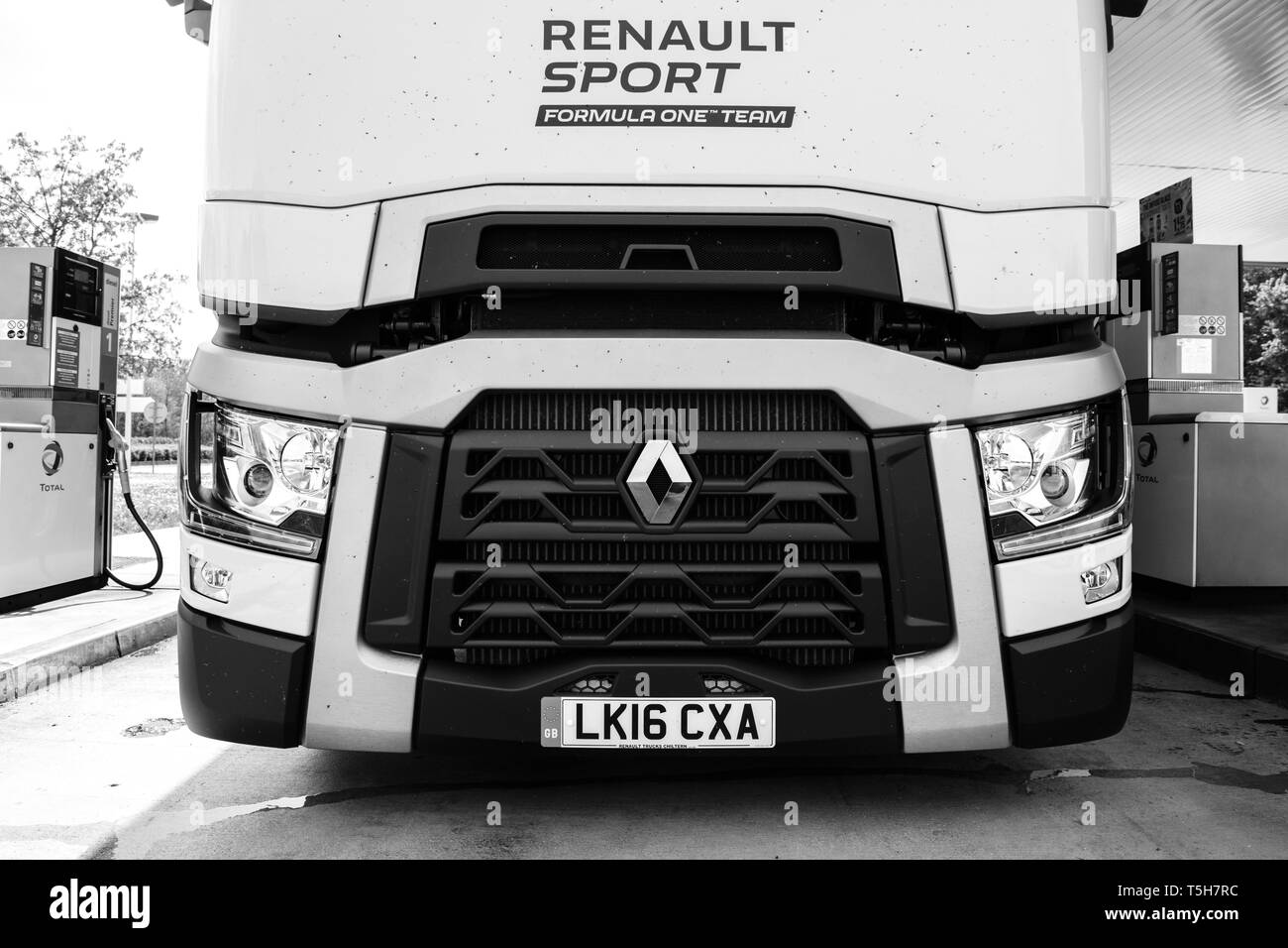 Nizza, Frankreich - 7. Mai 2016: Schwarz und Weiß Vorderansicht des neuen modernen Renault T520 Yellow Truck der Formel 1 Sport Team im gesamten französischen Tankstelle Stockfoto