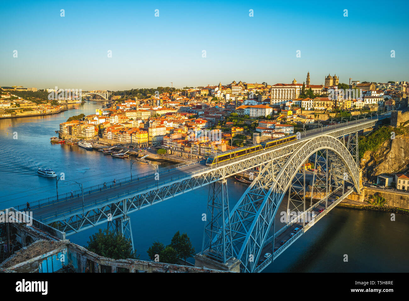 Stadtbild von Porto in Portugal mit Luiz I Brücke Stockfoto