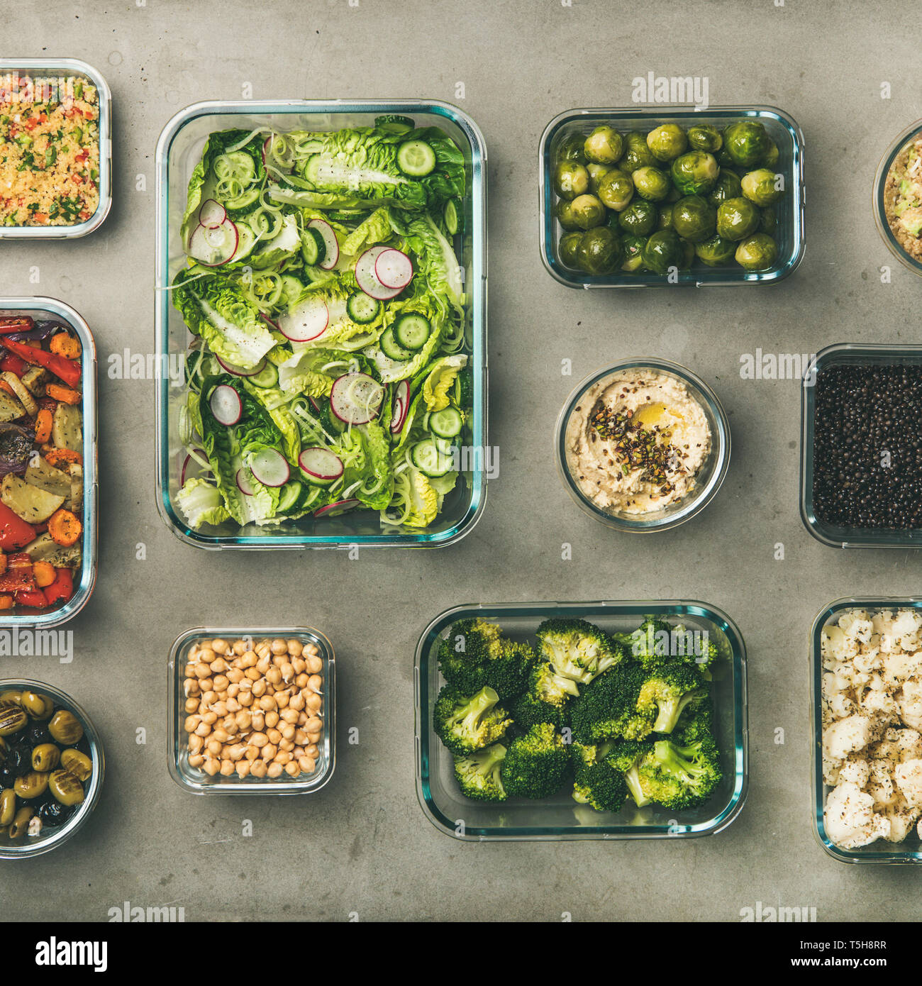 Gesunde vegane oder vegetarische Gerichte in Containern, Quadrat Erntegut Stockfoto