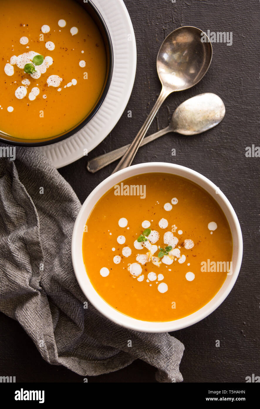 Zwei Schalen mit butternut Kürbis Suppe mit ein paar Löffel Stockfotografie  - Alamy
