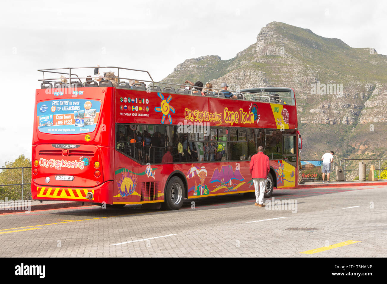 Cape Town City Sightseeing rote Hop on-Hop off-Bus am Tafelberg unteren Seilbahnstation geparkt als Anschlag auf seiner Route für Touristen zu verwenden Stockfoto