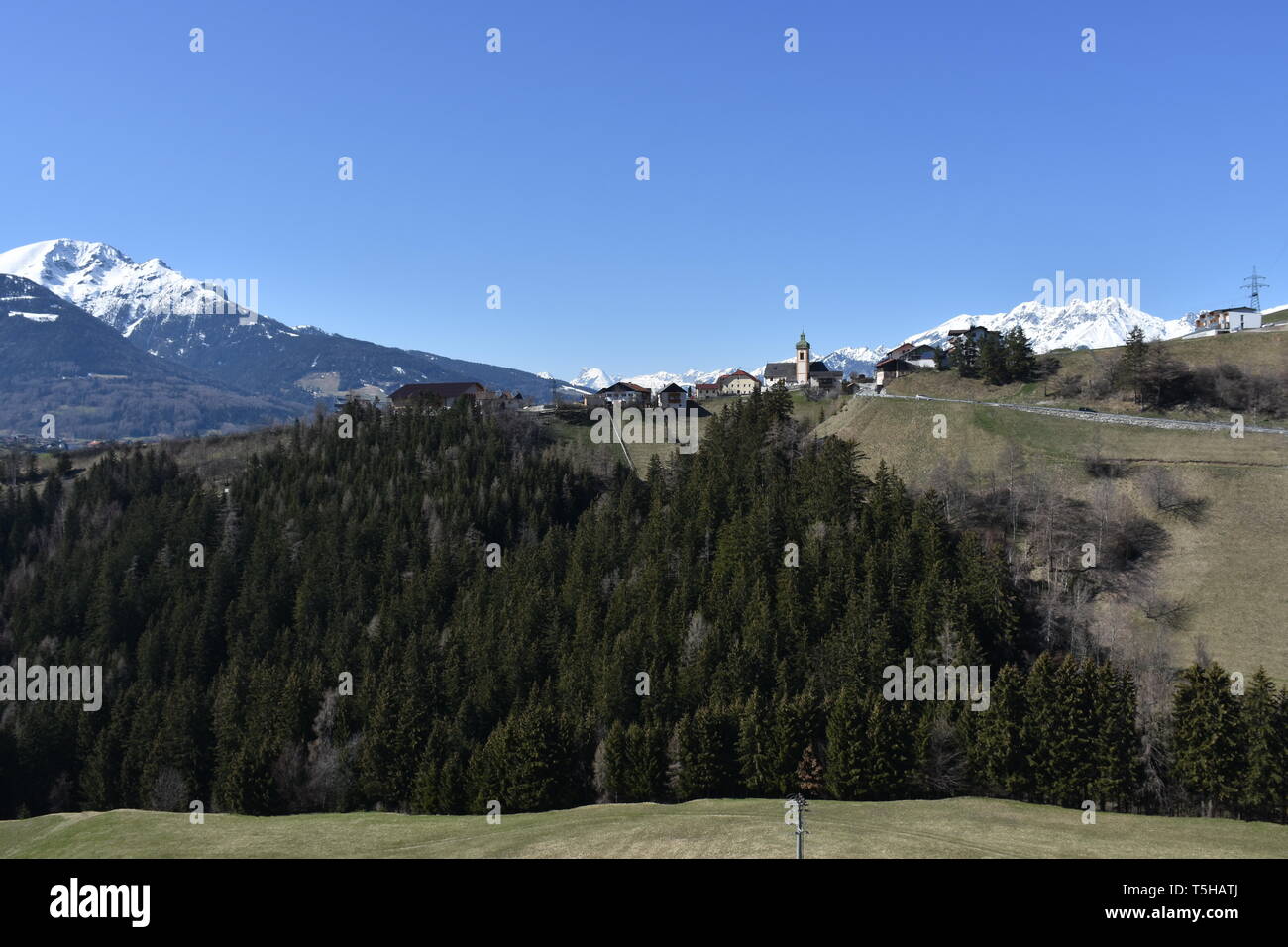 Ellbögen, Wipptalterrasse, Wipptal, Innsbruck Land, Innsbruck, Kirche, Straße, Landstraße, Bergstraße, St. Peter, Sankt Peter, Nordtirol, Tirol, Pfarr Stockfoto