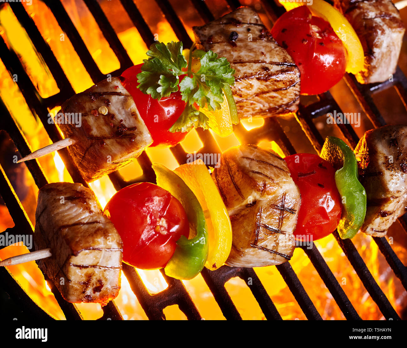 Leckeres bbq Kebab Spieße auf Feuer Grillen auf Raster. Fleisch und Gemüse auf hölzernen Stock spießen Gesehen von oben Stockfoto