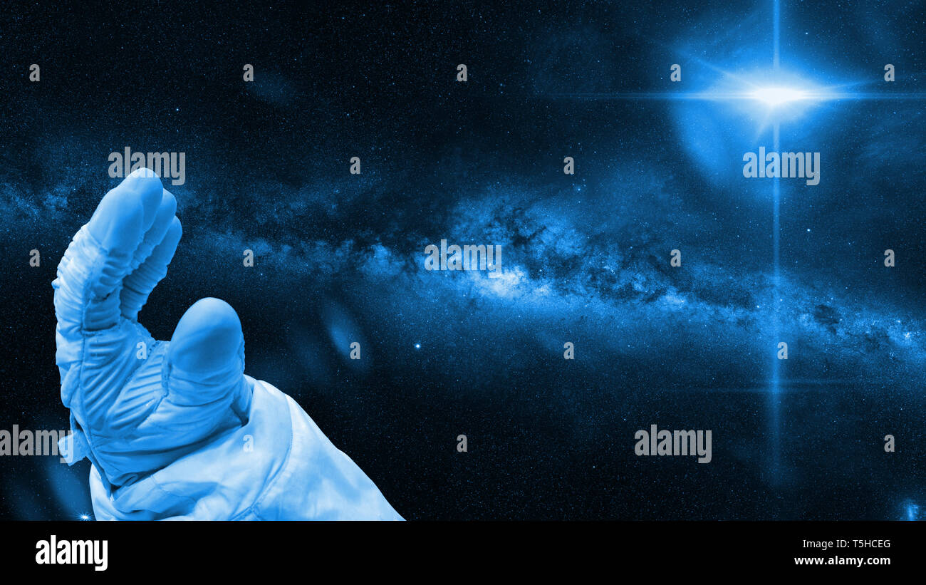 Astronaut, hell in der Nähe Stern und einem blauen Milchstraße Stockfoto