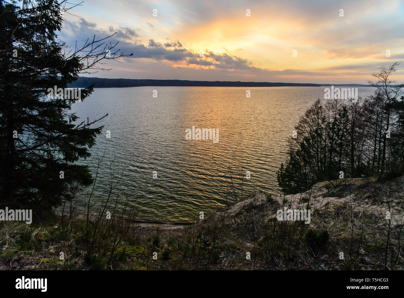 Schönen Sonnenuntergang auf See Vištytis, der See liegt an der Grenze zwischen Russland und Litauen Stockfoto