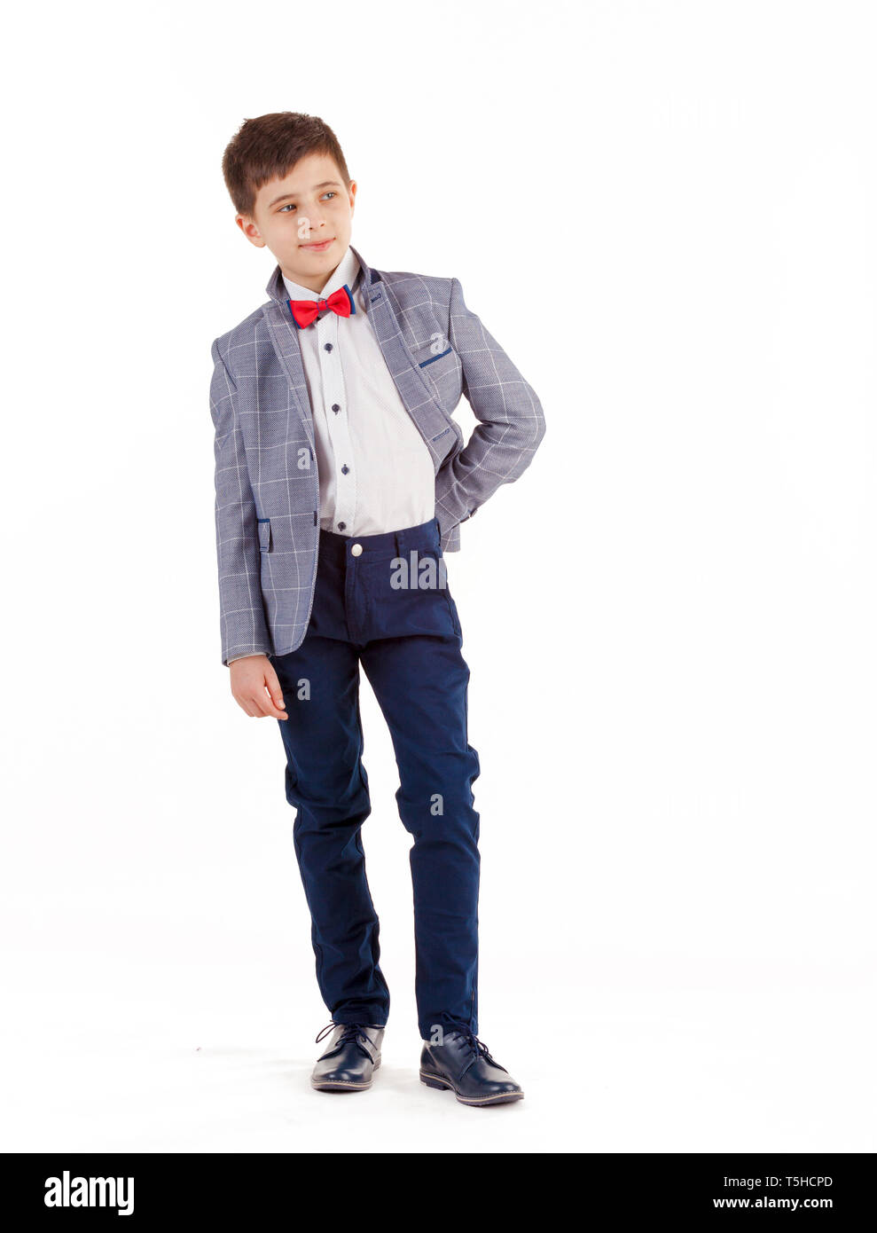 Kids Fashion. Junge in einem eleganten Jacke und Hose auf weißem Hintergrund. Unternehmer Junge. Stockfoto