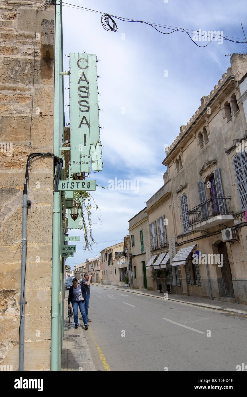 SES SALINES, MALLORCA, SPANIEN - 15 April, 2019: Gemütliche Bar und Restaurant Cassai außen Street View und Interieur in Central City auf einem bewölkten Stockfoto