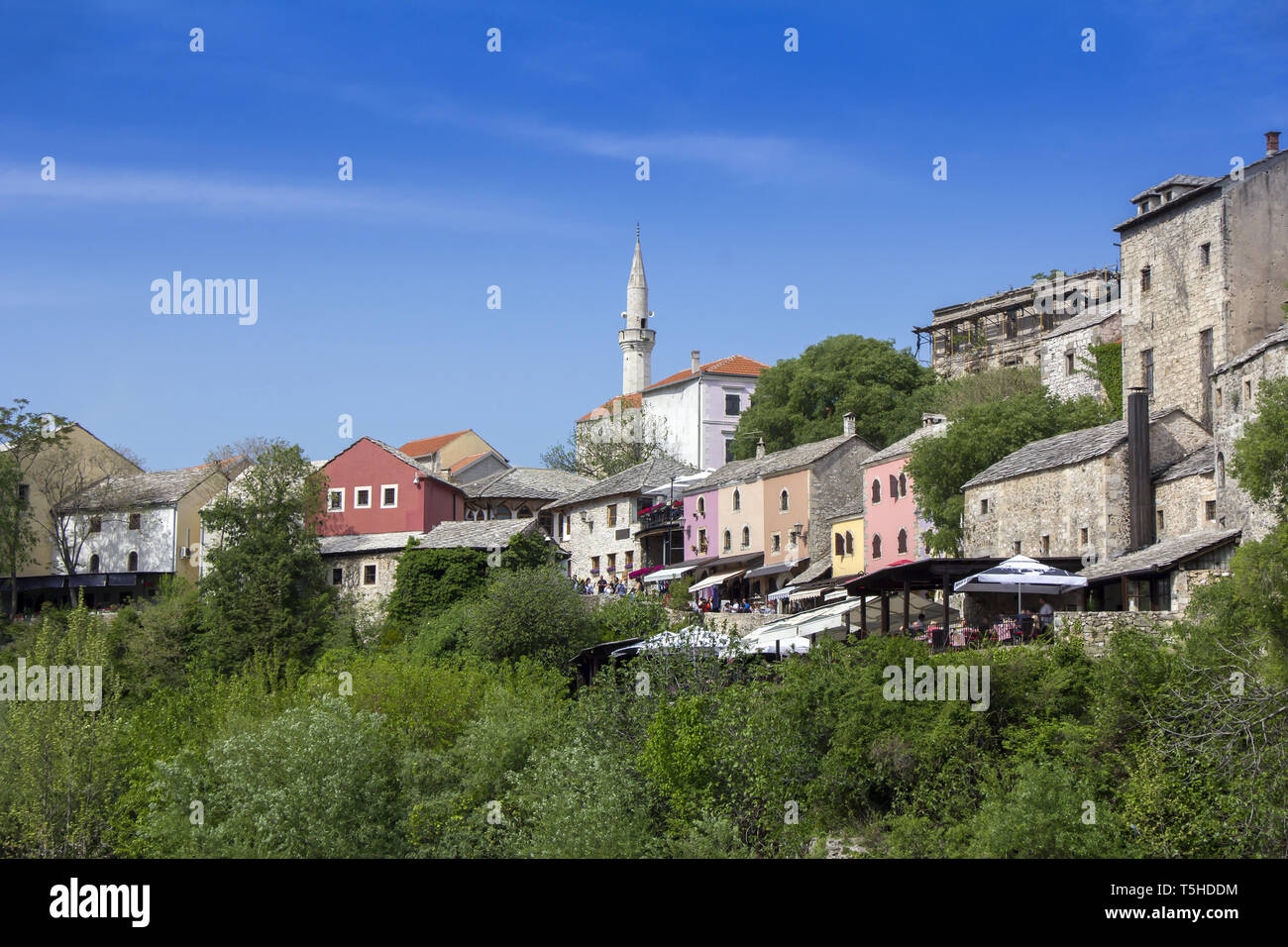 Mostar mit der Alten Brücke Häuser und Minarette in Bosnien und Herzegowina Stockfoto