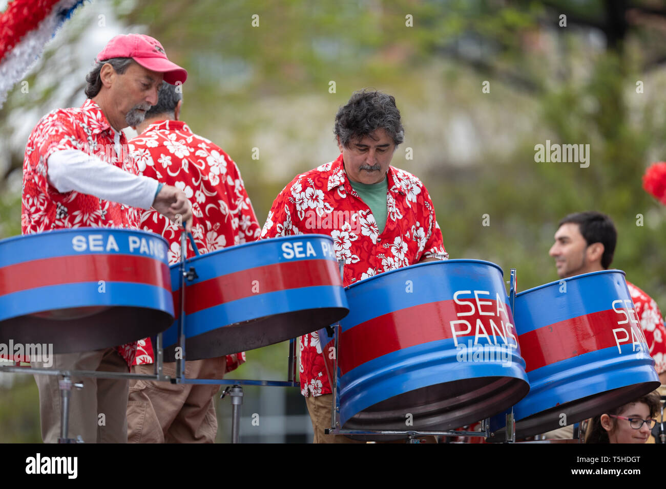 Wilmington, North Carolina, USA, 6. April 2019: Die North Carolina Azalea Festival, Mitglieder der Sea Pfannen spielen Steel Drums während der Parade Stockfoto