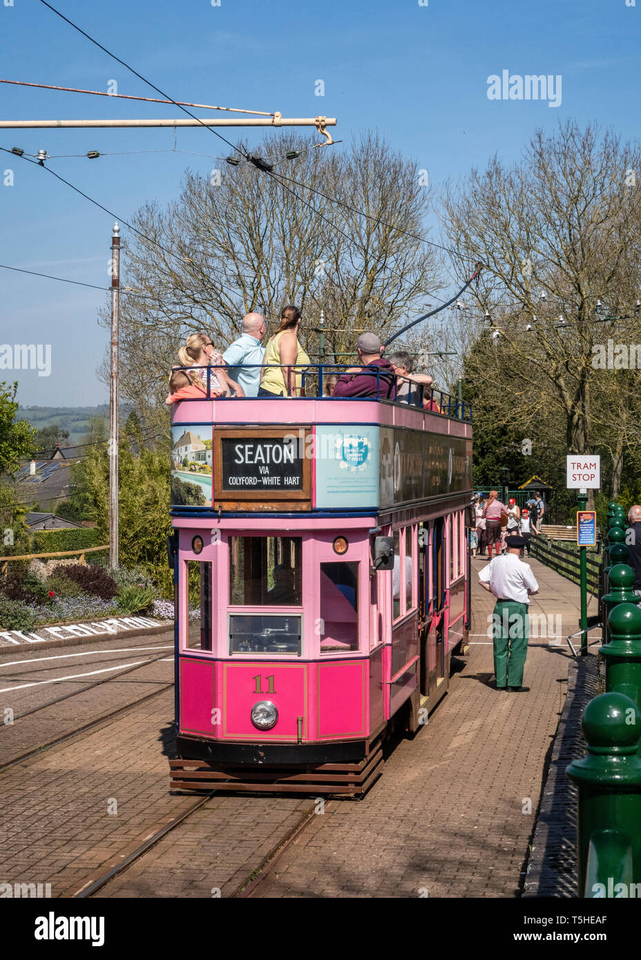 Die Menschen an Bord des Seaton Straßenbahn in Colyton Station, Devon, Großbritannien Stockfoto