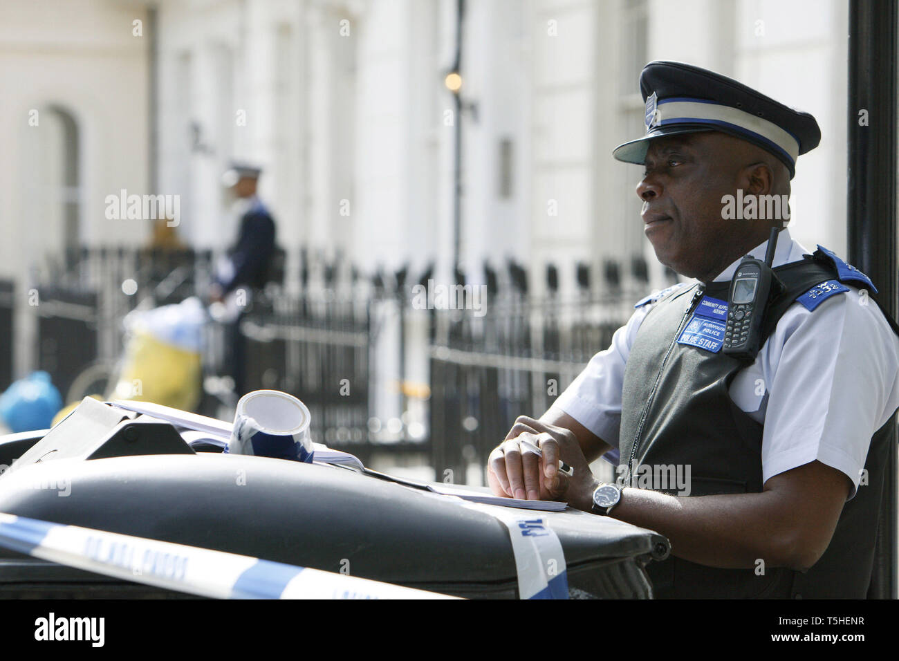 Polizei Unterstützung der Gemeinschaft Offiziere bewachen, einen Tatort in London. 25.08.2010. Stockfoto