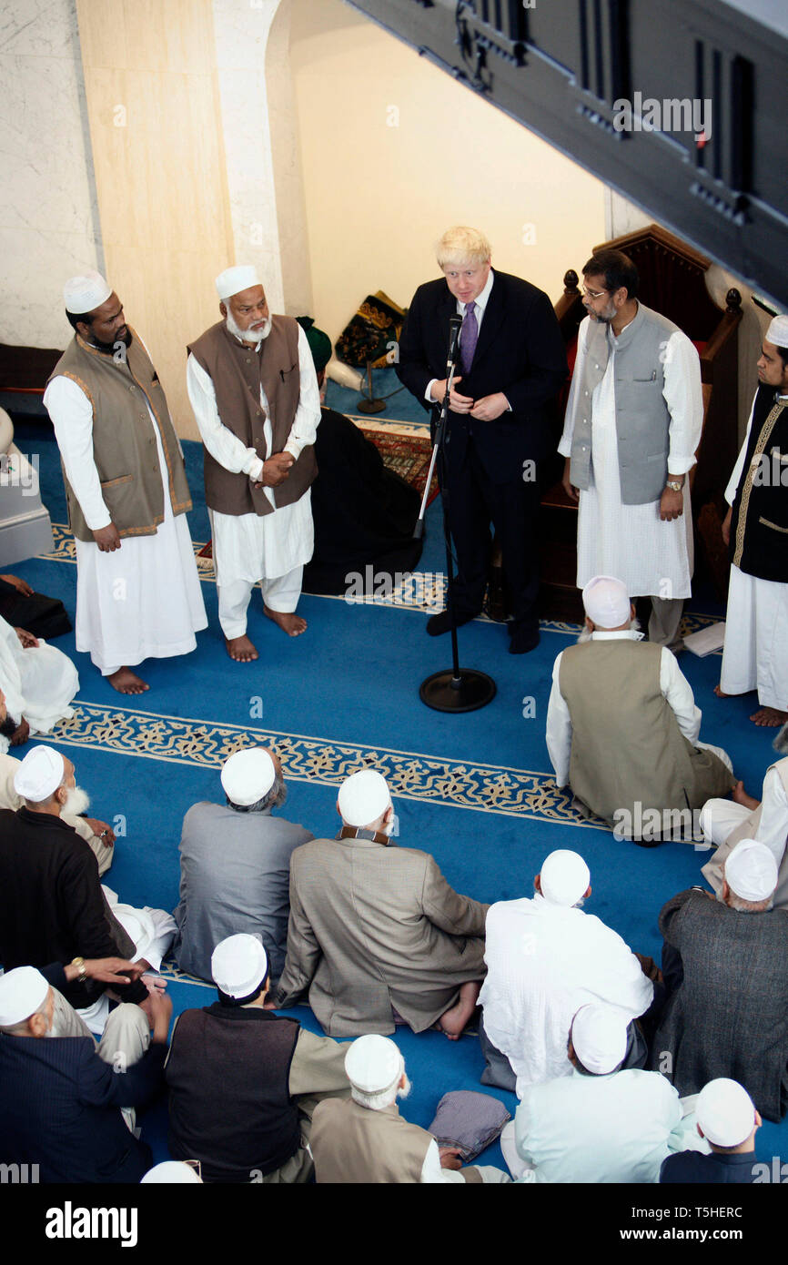 Der Londoner Bürgermeister Boris Johnson verbindet das Freitagsgebet in der Moschee, Brick Lane, East London. 3. September 2010. Stockfoto