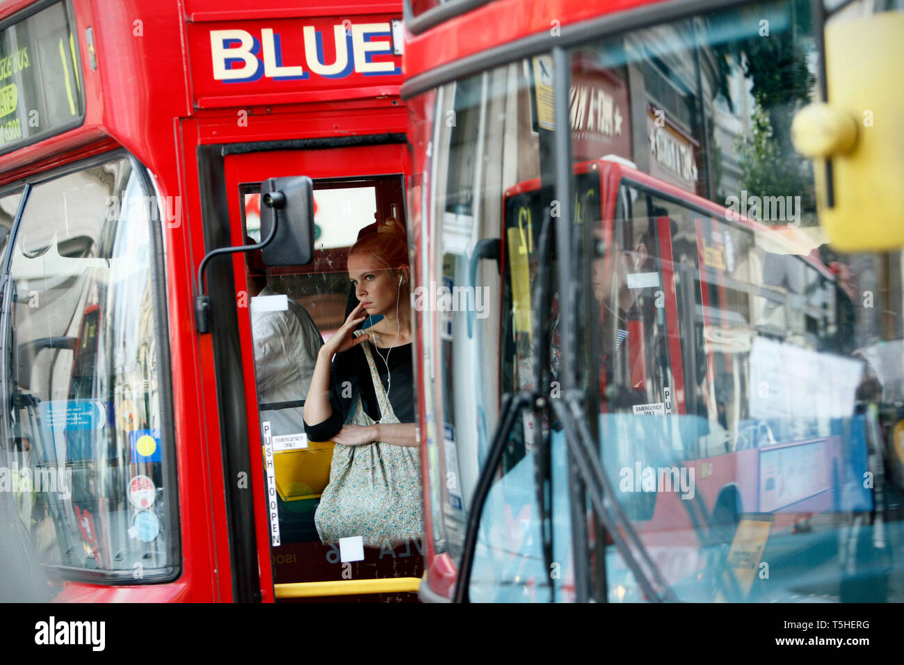 Eine Frau auf einem verpackt rush hour Bus während durch einen Streik der RMT und TSSA Rohr Arbeitnehmer gegen Entlassungen, London. 7.9.10. Stockfoto