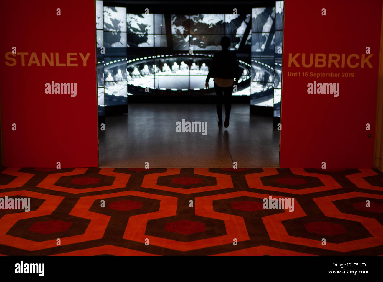 Stanley Kubrick: Die Ausstellung in der Design Museum von Kubricks Frau Christiane geöffnet und mit Requisiten, Modelle, Zeichnungen und Ausrüstung. Stockfoto