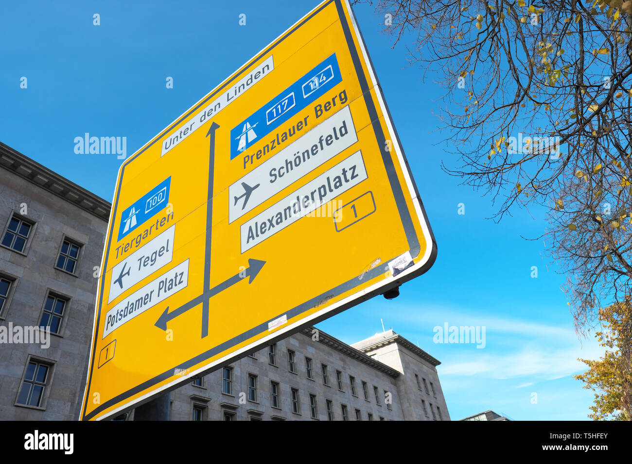 Berlin Deutschland - Straßenverkehr Richtung zeigen zu Orten wie Schönefeld und Tegel Alexanderplatz und Unter den Linden Stockfoto
