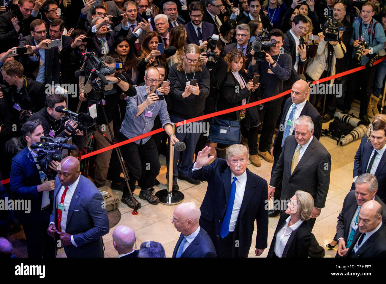 Massive Menge im Kongresszentrum Davos als US-Präsident Donald J. Trumpf kommt zum World Economic Forum. Hinter ihm in der Entourage kann Rex Tillerson, Mark Wiesen, Jared Kushner und Gary Cohn gesehen werden. Stockfoto