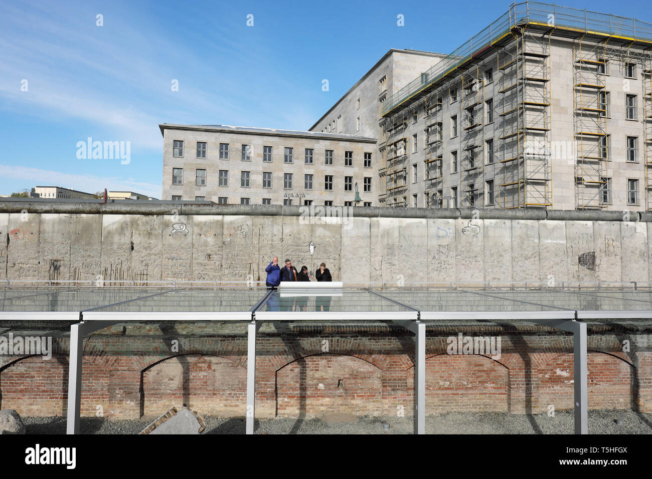 Berlin Deutschland - Besucher Topographie des Terrors Museum, um die NS-Zeit Keller an der ehemaligen Gestapo HQ Website - Hinter ist ein Abschnitt der Berliner Mauer Stockfoto