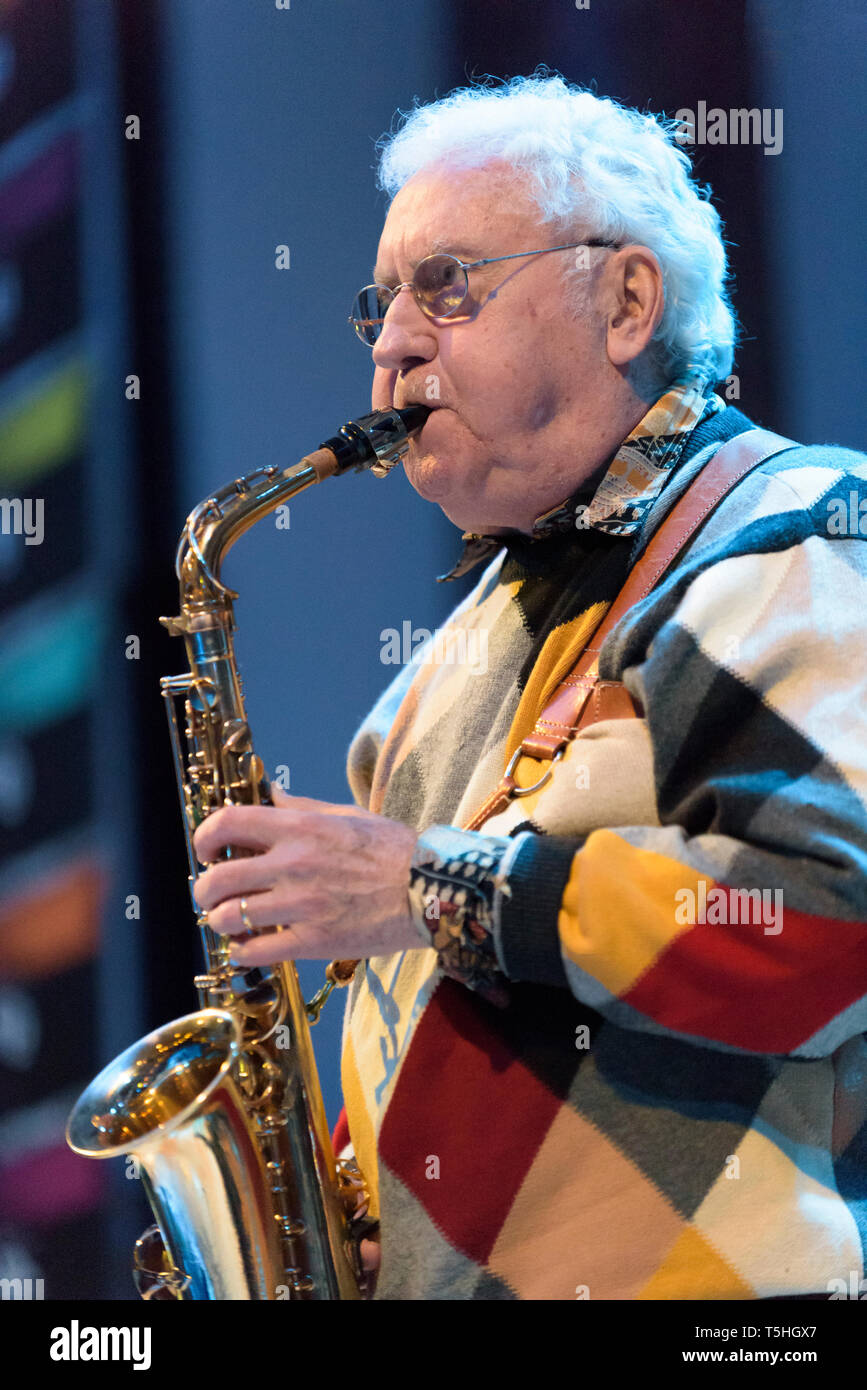 Legendäre US-Saxophonist Lee Konitz führt auf dem Jazz Festival Cheltenham, UK, 2. Mai 2015. Stockfoto