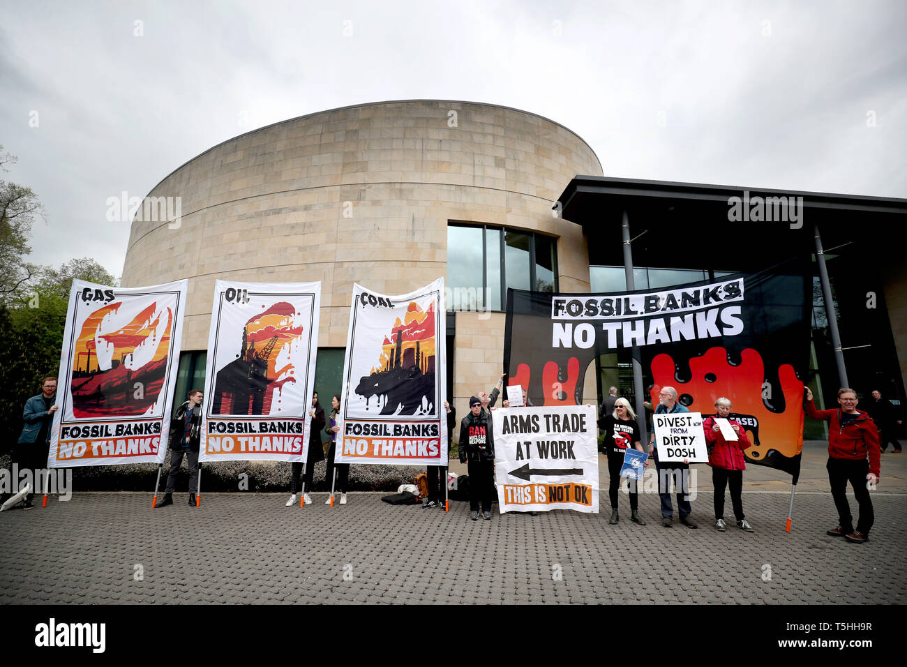 Anti-fossiler Brennstoff Demonstranten vor der die königliche Bank von Schottland Sitz in Edinburgh demonstrieren. Stockfoto