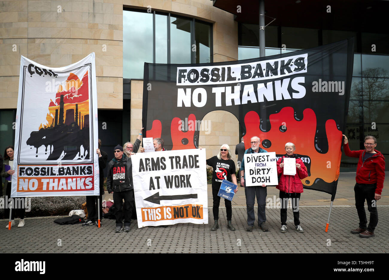 Anti-fossiler Brennstoff Demonstranten vor der die königliche Bank von Schottland Sitz in Edinburgh demonstrieren. Stockfoto