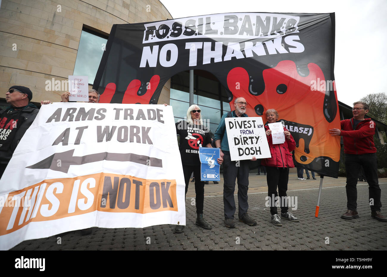 Anti-fossiler Brennstoff Demonstranten vor der die königliche Bank von Schottland Sitz in Edinburgh demonstrieren. Stockfoto