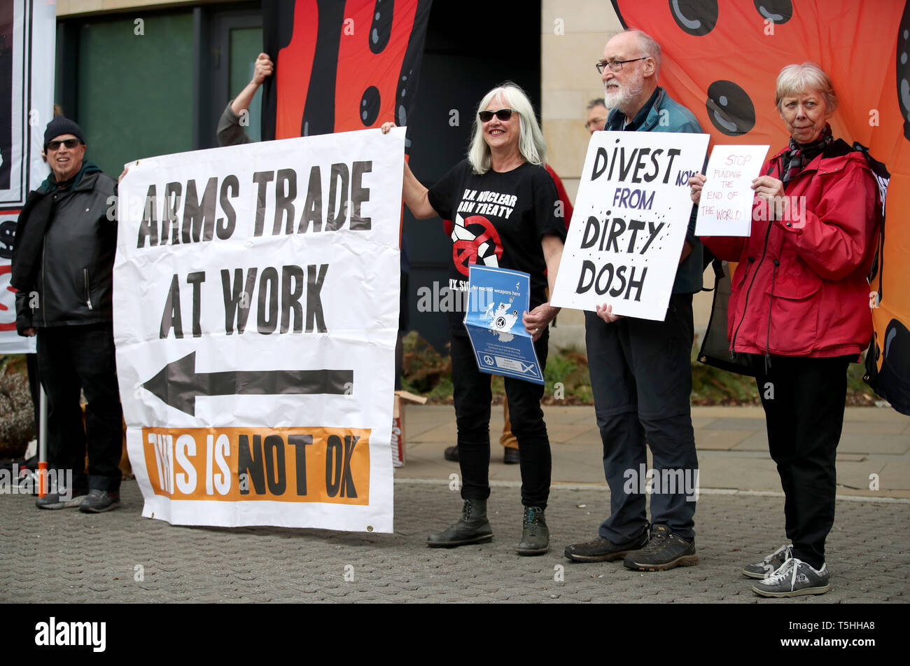 Anti-fossiler Brennstoff Demonstranten vor der die königliche Bank von Schottland Sitz in Edinburgh demonstrieren. Stockfoto