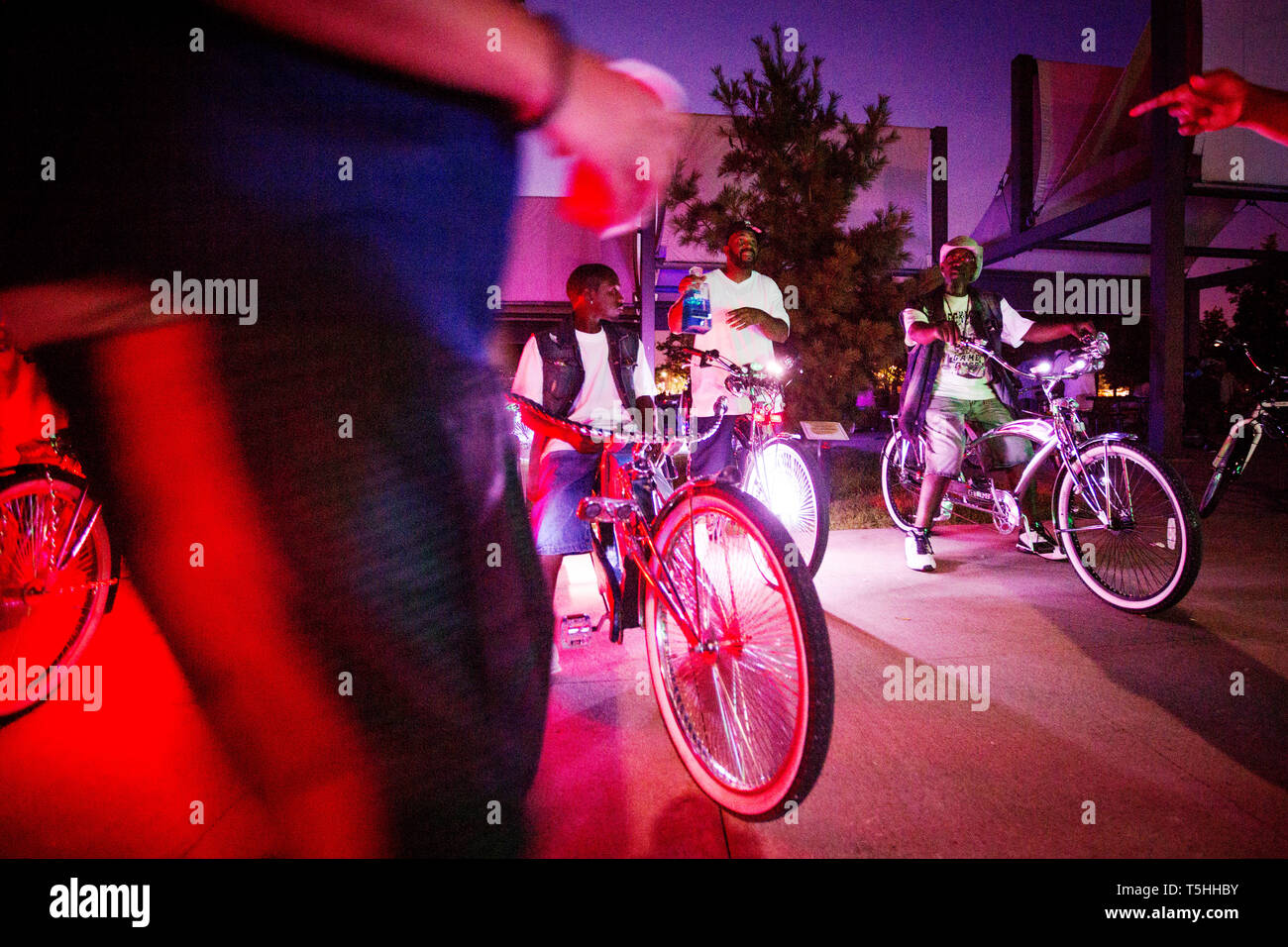 Erwachsene Männer auf Fahrrädern - Gmob - Ihre individuelle Fahrt ausgetrickst, Fahrräder, die zu einem outing am Tricentennial Park im Zentrum von Detroit. Stockfoto