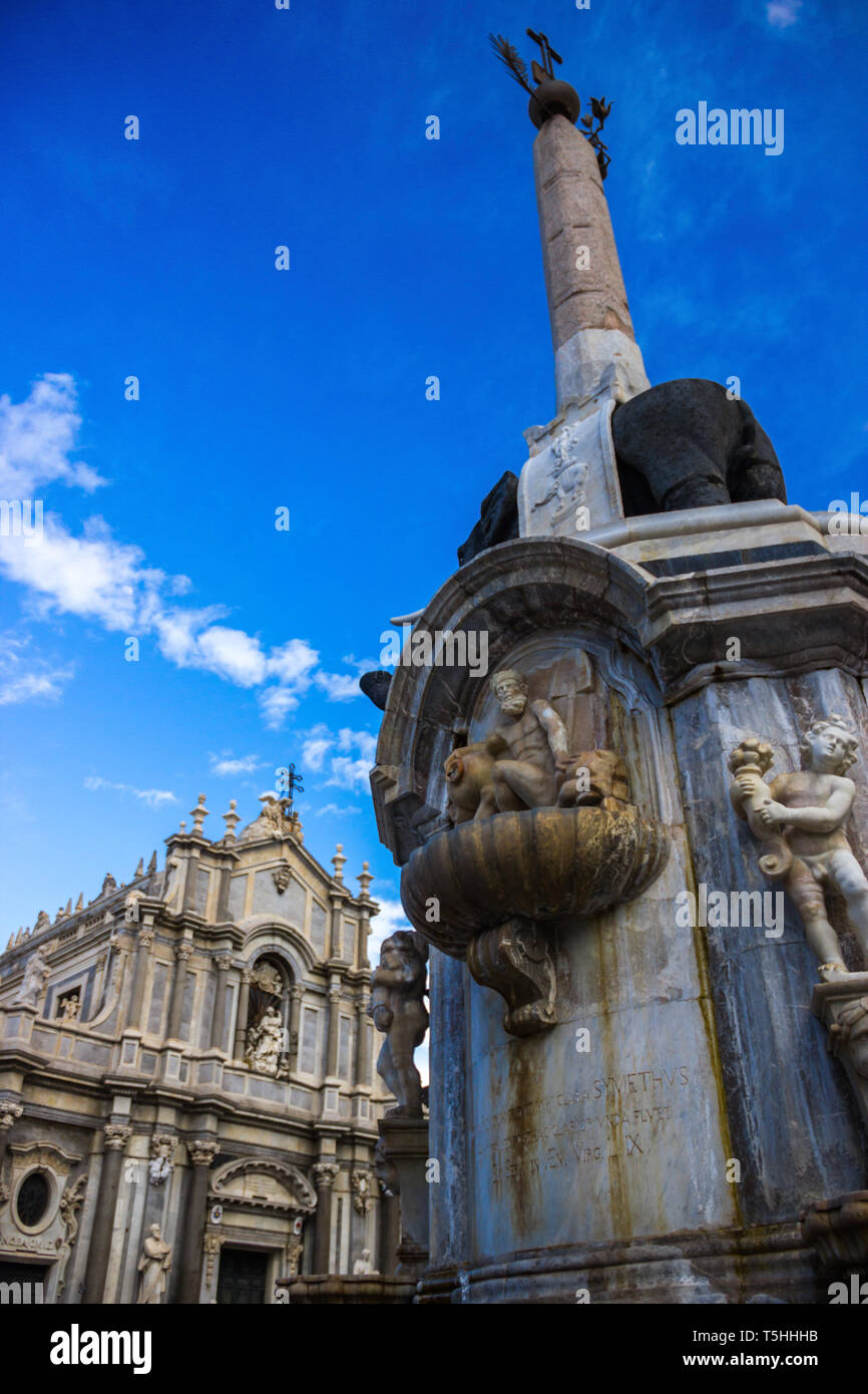 Catania Sizilien Italien Barock historische Elefanten Monument, das Symbol der Stadt mit alten Brunnen und Kathedrale im Hintergrund Stockfoto