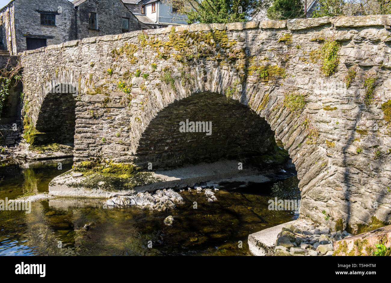 Bowston Brücke über den Fluss Kent im Lake District, Cumbria in England. Die denkmalgeschützten Gebäude wird es geglaubt, im 17.Jh. gebaut wurde. Stockfoto