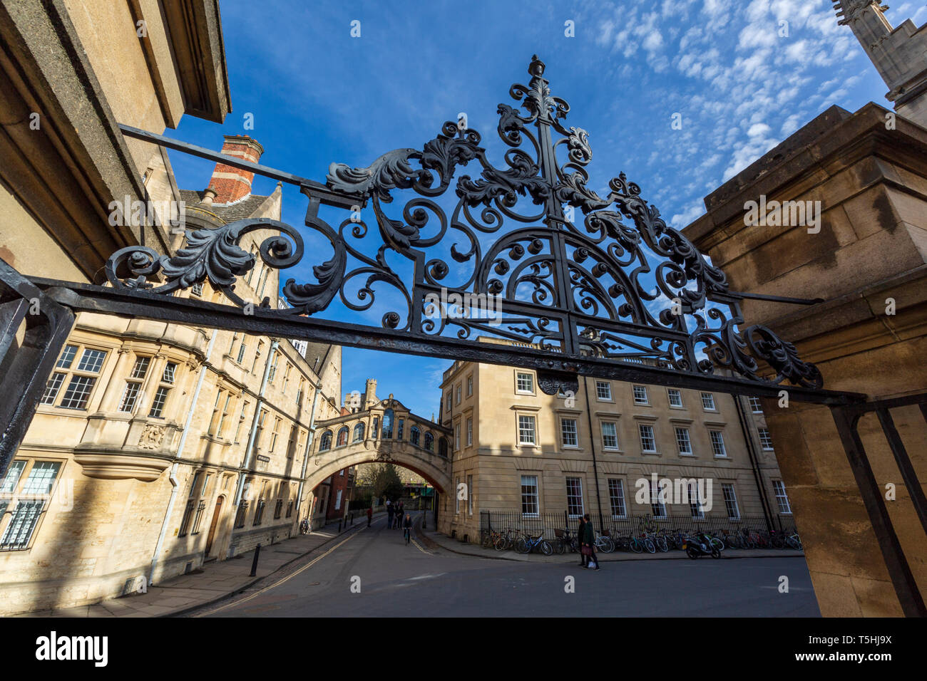Hertford Bridge durch die Eisernen Tore zur Bodleian Library an der Oxford University, England Stockfoto