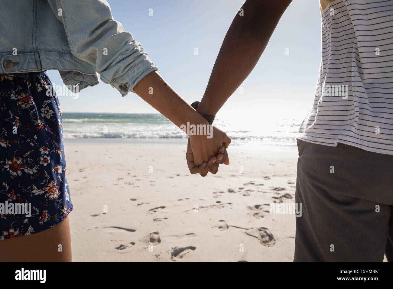 Paar hält Hand am Strand Stockfoto