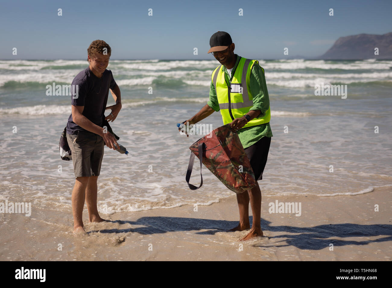 Freiwillige Reinigung Strand an einem sonnigen Tag Stockfoto