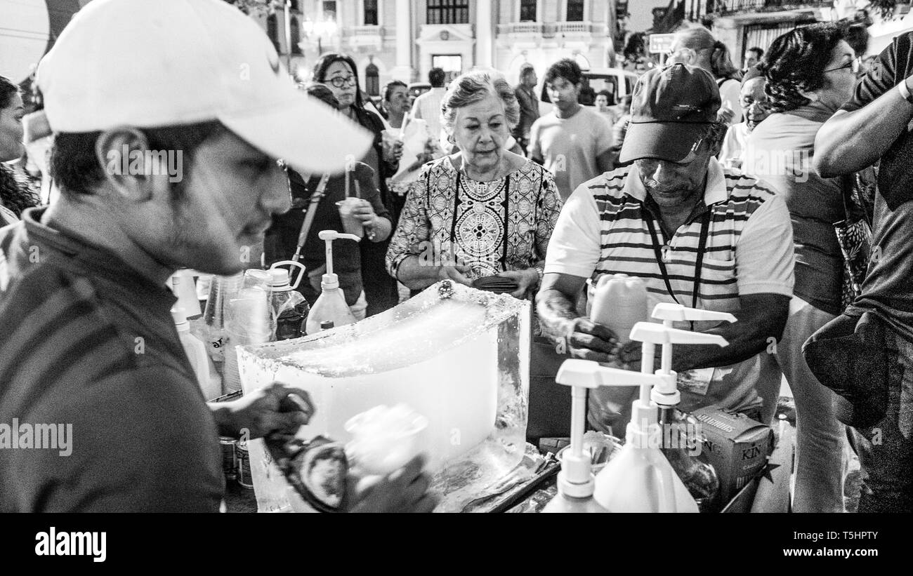 Rasiert Iced (Raspado) Anbieter in Cathedral Square, Panama City Stockfoto