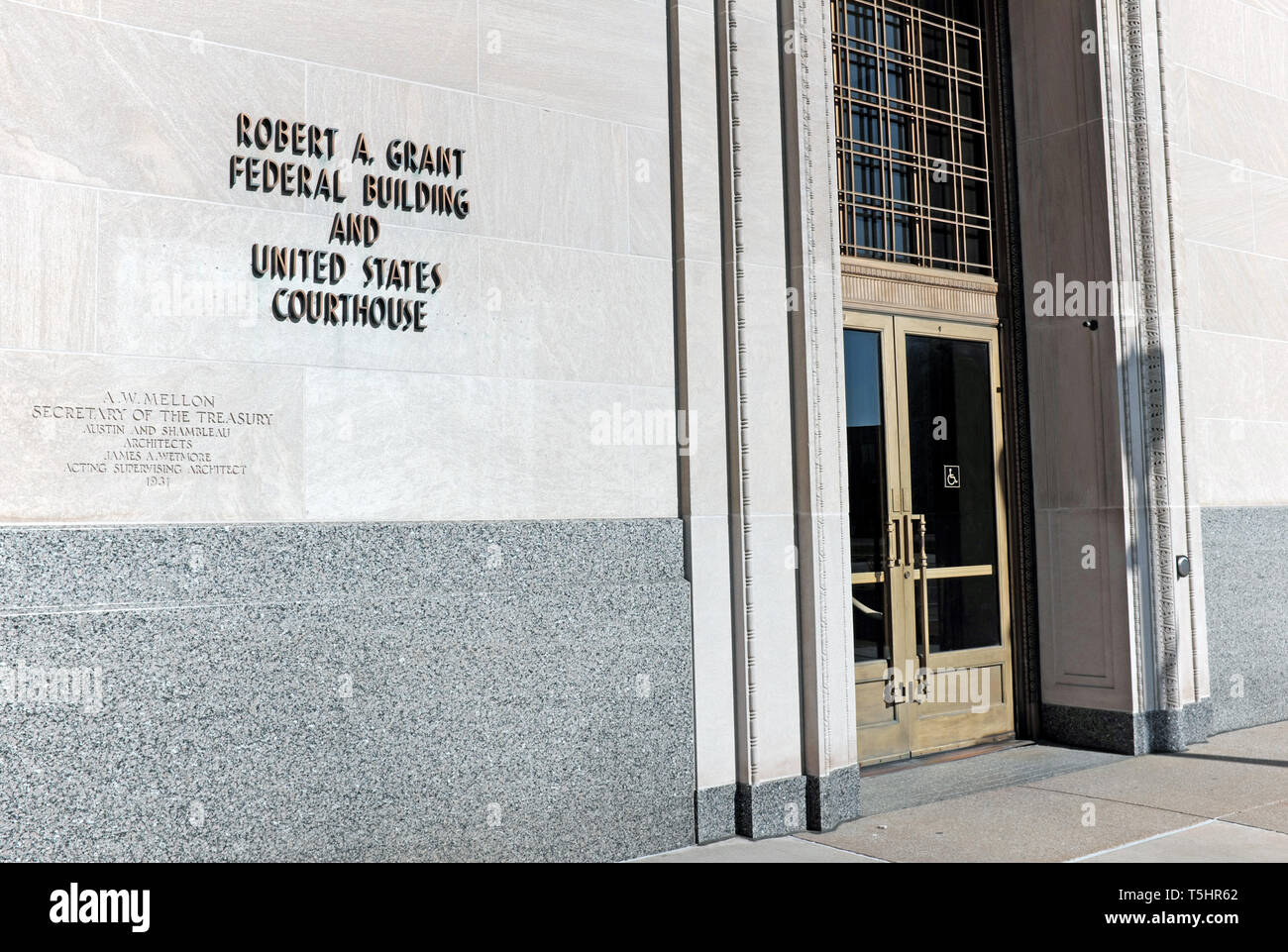 Das Grant US Courthouse in South Bend, Indiana, wurde 1933 erbaut. Die Außenwände sind Kalkstein aus Indiana und Paneele aus Vermont-Granit. Stockfoto