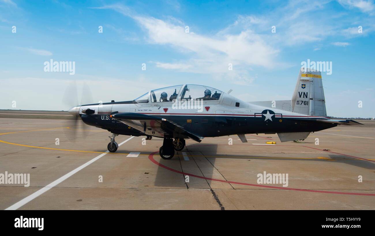 Flugschülern Vorbereitung für den take-off in die T-6 Texan II, März 27, 2019, At Vance Air Force Base, Oklahoma. Piloten Zug in die T-6 Texan II, bevor sie mit anderen Flugzeugen. (U.S. Air Force Foto von Airman Zoë T. Perkins) Stockfoto