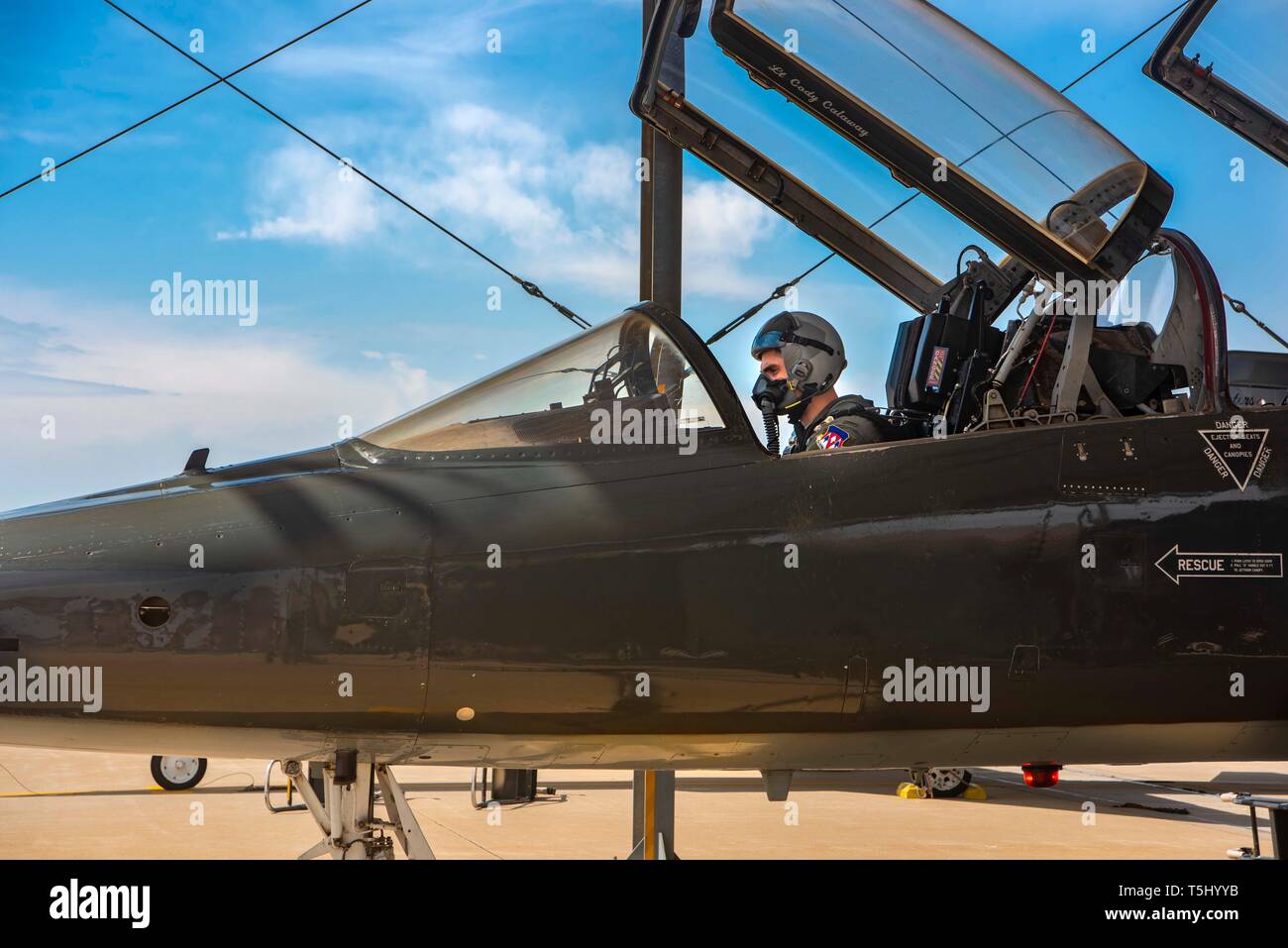 Flugschüler bereitet sich auf seinen ersten Alleinflug im T-38 Talon, März 27, 2019, At Vance Air Force Base, Oklahoma. Studenten Zug in die T-6 Texan II, bevor Sie mit dem T-38 Flugzeuge. (U.S. Air Force Foto von Airman Zoë T. Perkins) Stockfoto