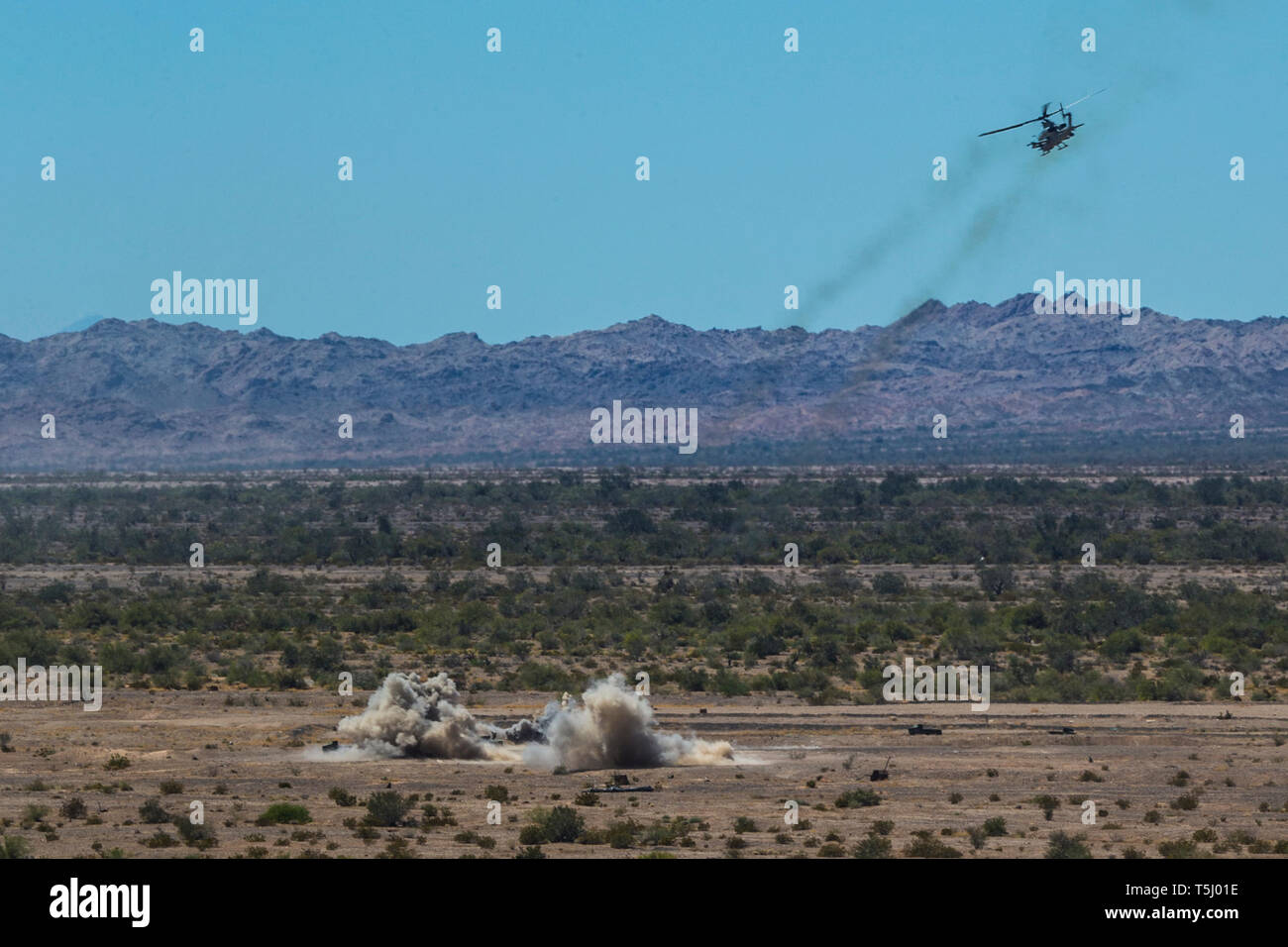 Ein U.S. Marine Corps AH-1Z Viper Flugzeuge zugeordnet Marine Aviation Waffen und Taktiken Squadron (MAWTS-1) einrastet und die Ziele für eine Unterstützung der nahen Luft Übung während der Waffen und Taktiken Kursleiter (WTI) Kurs 2-19 an Chocolate Mountain Aerial Gunnery Range, Kalifornien, 17. April 2019. WTI ist ein sieben-wöchigen Schulungsveranstaltung durch MAWTS-1, die betriebliche Integration der sechs Funktionen des Marine Corps Luftfahrt, bei der Unterstützung einer Marine Air Ground Task Force betont gehostet werden. WTI bietet auch standardisierte Advanced Tactical Training und Zertifizierung der Ausbilder Qualifikationen zu s Stockfoto