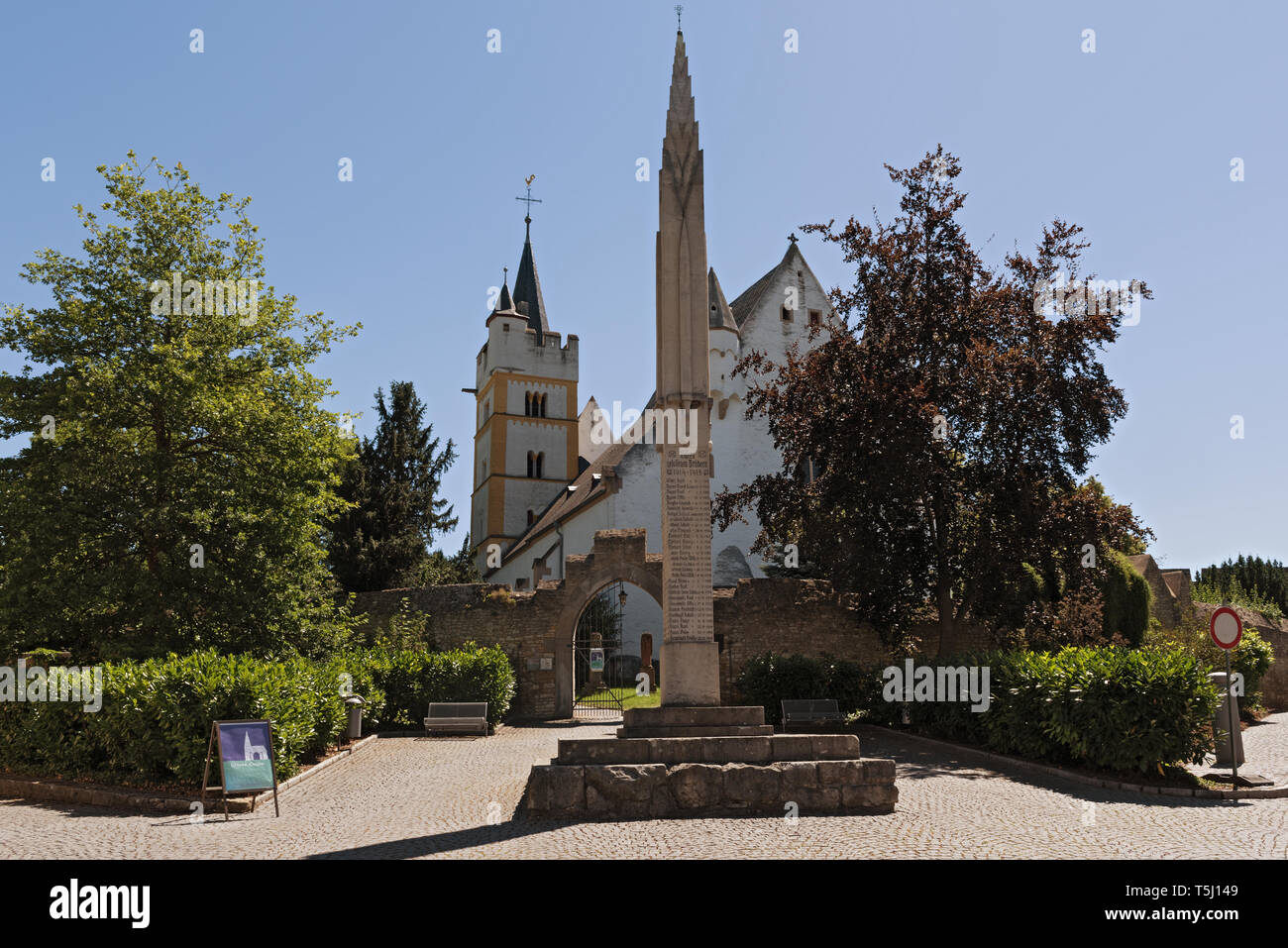 Schloss Kirche mit mittelalterlichen Stadtmauer in Ober ingelheim Stadt rheinhessen Rheinland-Pfalz Deutschland Stockfoto