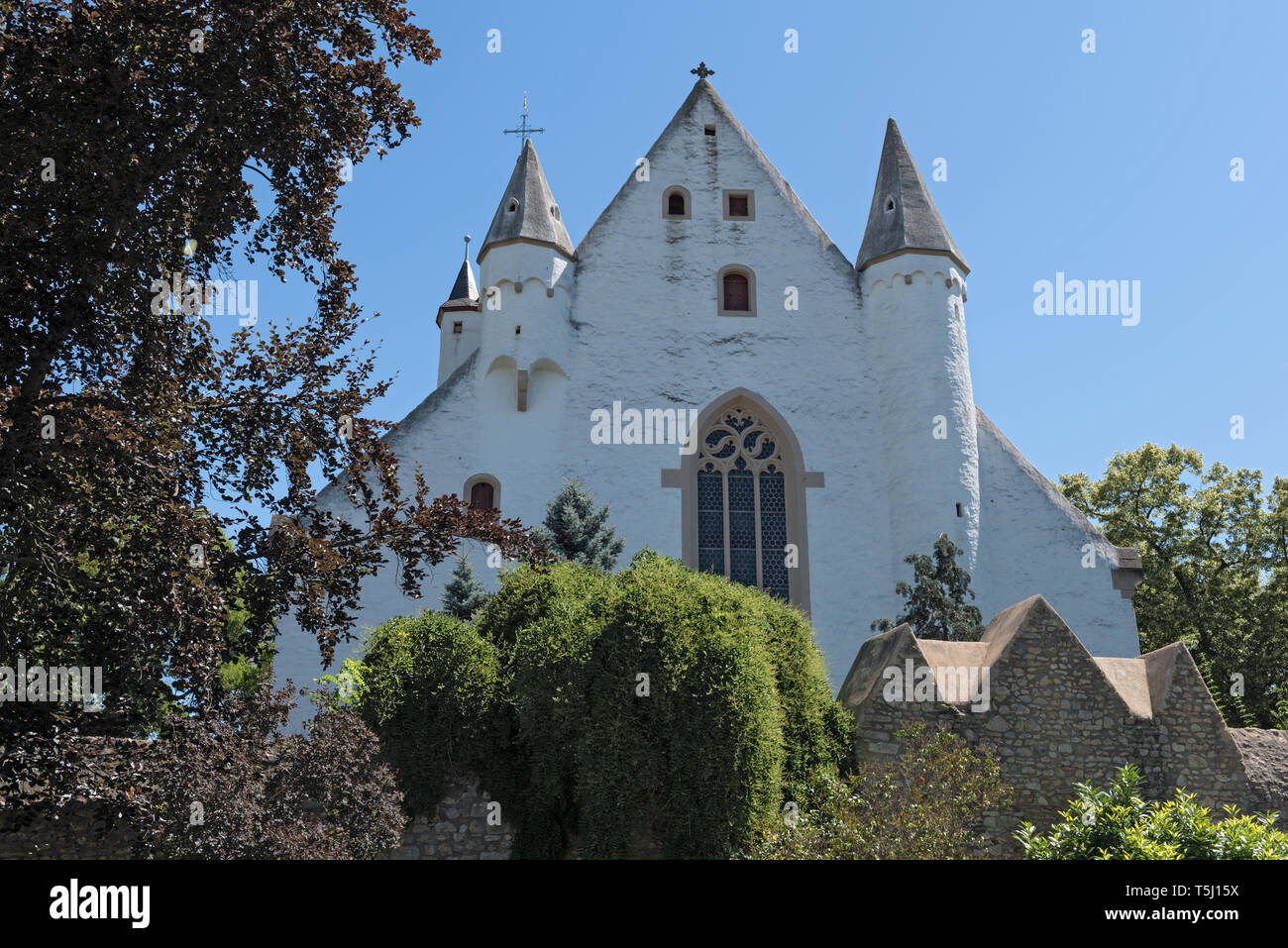 Schloss Kirche mit mittelalterlichen Stadtmauer in Ober ingelheim Stadt rheinhessen Rheinland-Pfalz Deutschland Stockfoto